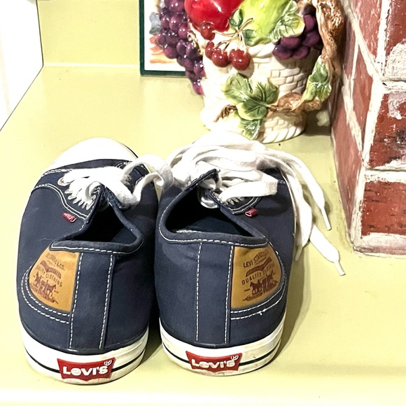 EUC. Levi’s denim look sneakers. Men’s size 8.5. - Picture 5 of 8